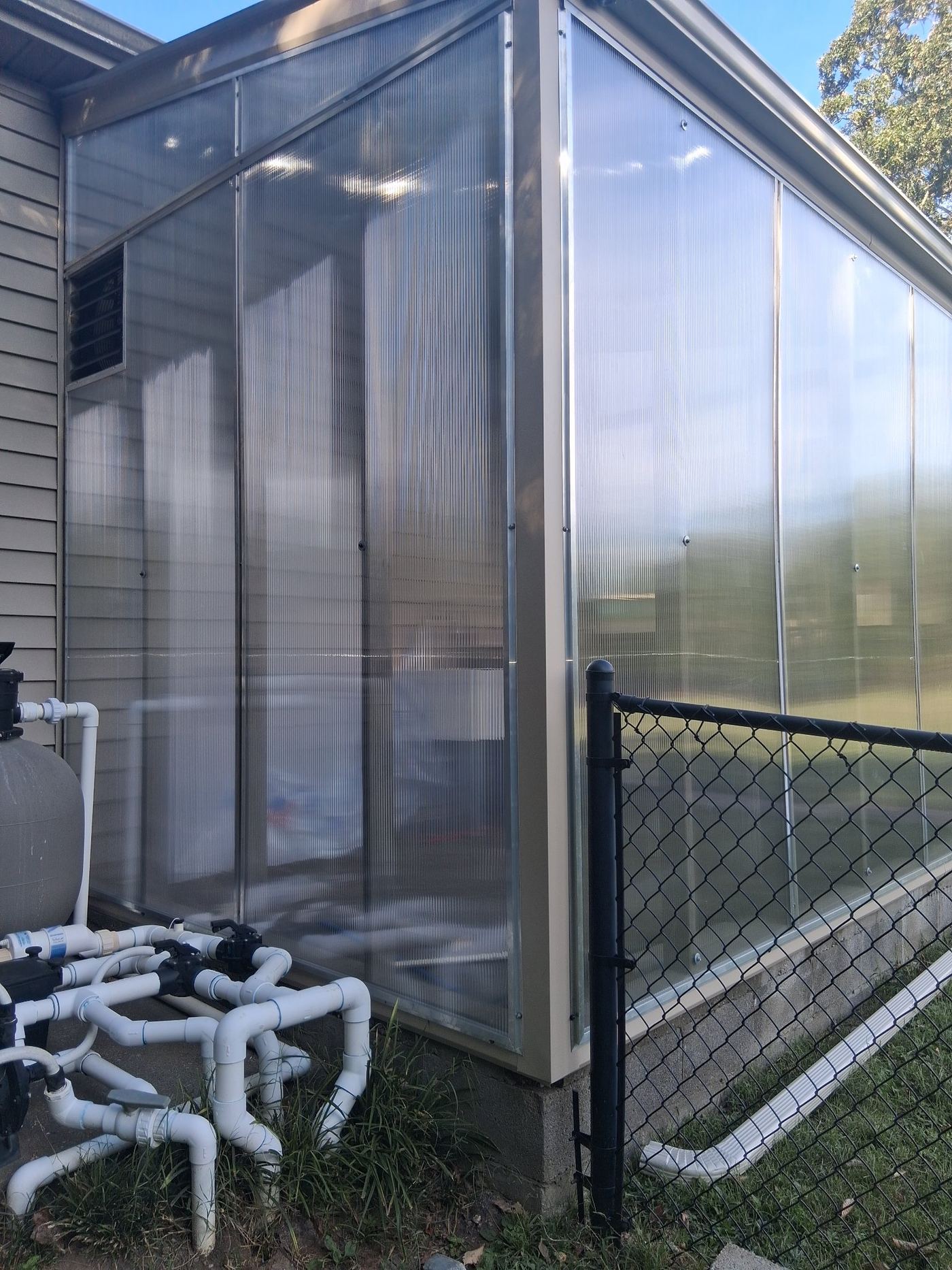 Lean-to greenhouse with polycarbonate panels